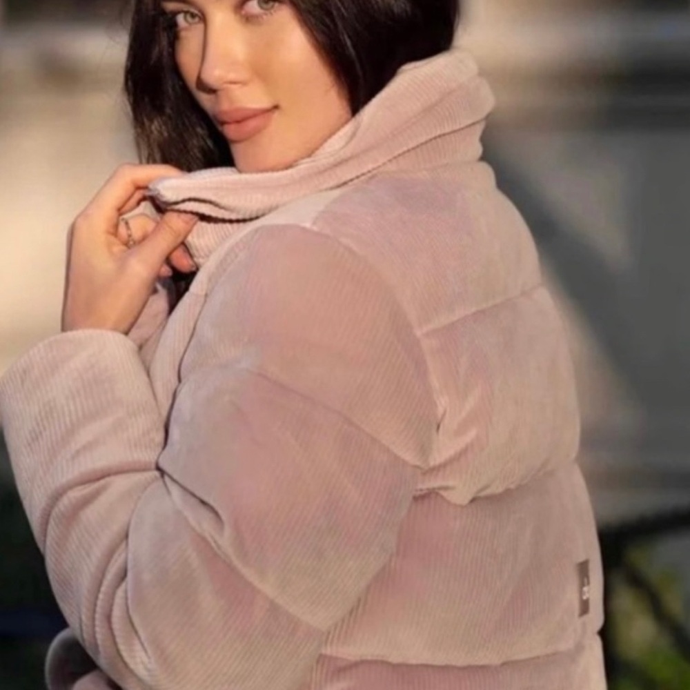Alo Yoga Ribbed Velour Corduroy Gold Rush Puffer Jacket Dusty Pink XS Great Cond